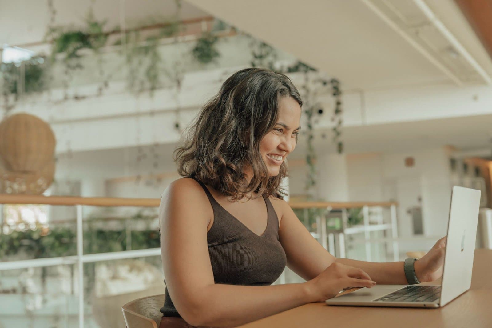 Carol Moreira em Barcelona, representando clareza, posicionamento e direção para a carreira internacional. Mentoria de Carreira Internacional.